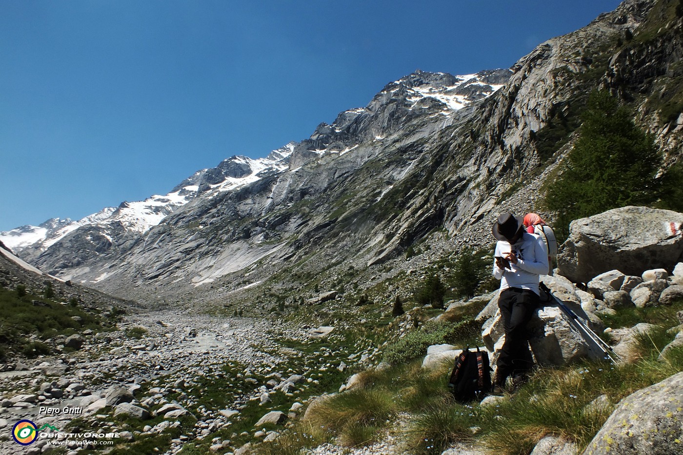 36 Risalendo la valle glaciale del Forno.JPG